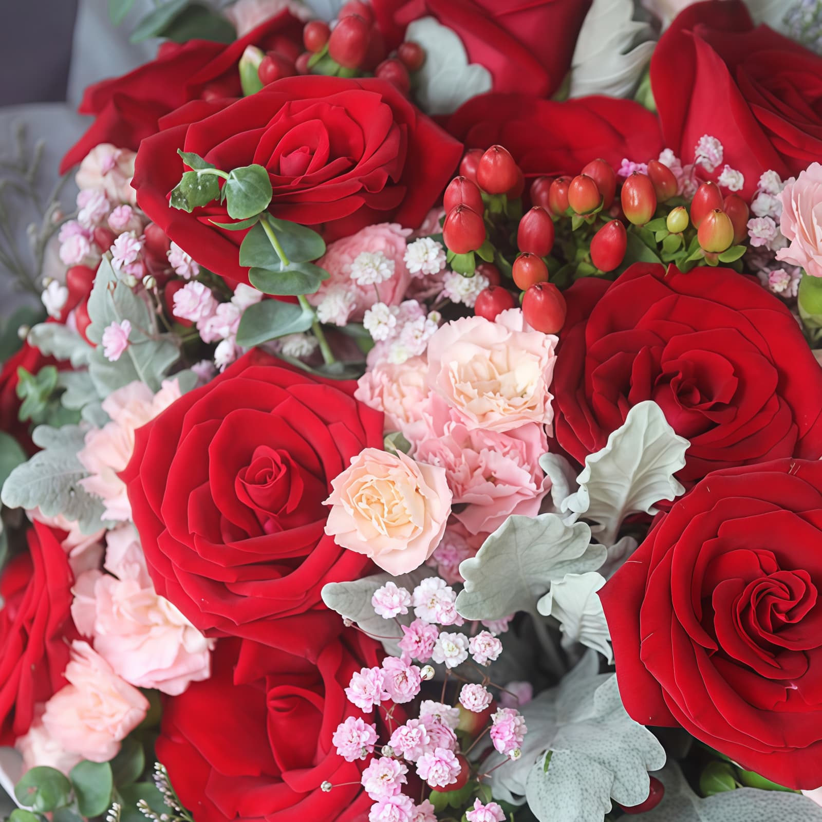 浪漫心情 · 红玫瑰与配花 11 Red Roses Bouquet - Timeless Romance | Elegant Floral Gift - 4