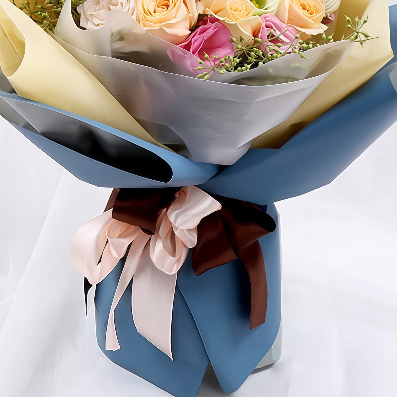 心心相印 · 香槟玫瑰与粉龙胆 10 Mixed Roses Bouquet - Gentle Affection | Elegant Floral Gift - 2