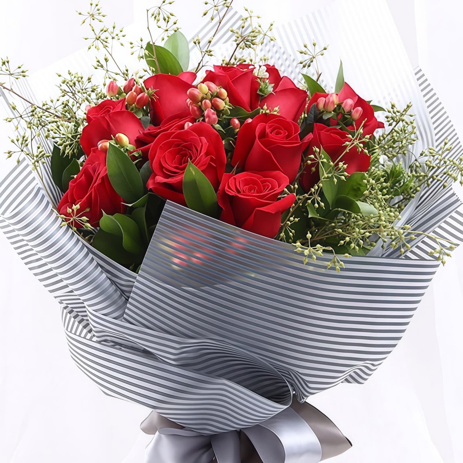 时尚女神 · 精品红玫瑰与红豆 11 Red Roses Bouquet - Radiant Grace | Romantic Floral Gift - 2