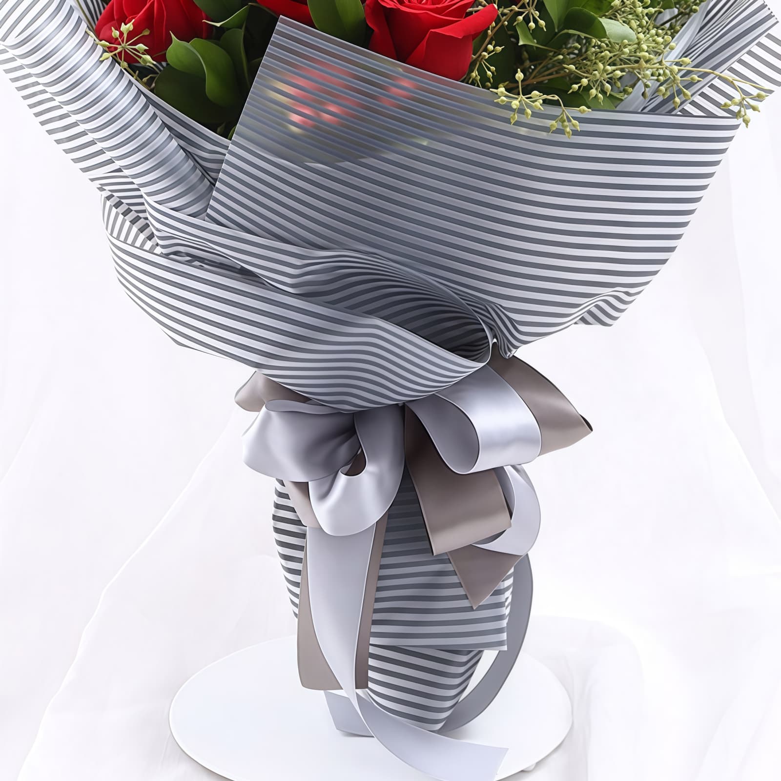 时尚女神 · 精品红玫瑰与红豆 11 Red Roses Bouquet - Radiant Grace | Romantic Floral Gift - 3