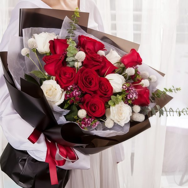 爱的告白 · 红玫瑰与白玫瑰手捧花 16 Red and White Roses Bouquet - Pure Devotion Floral Arrangement