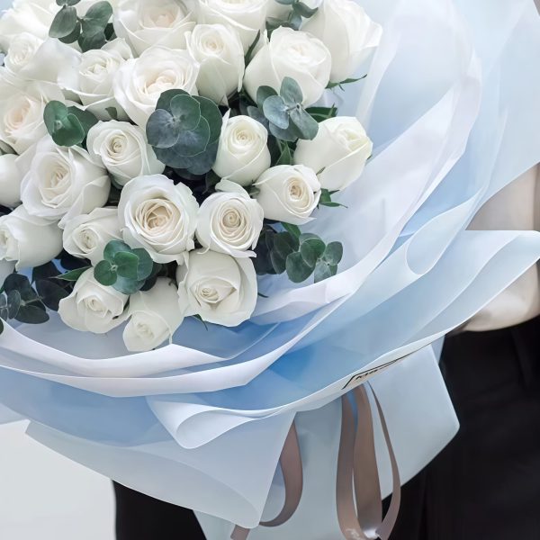 洁白无瑕 · 33枝白玫瑰花束 33 White Roses Bouquet - Pure Elegance with Eucalyptus - 2