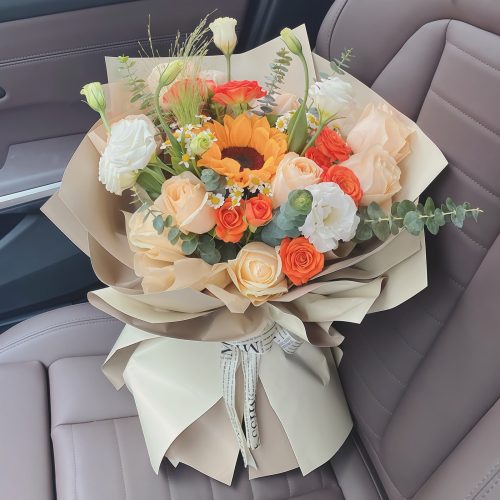 1 Sunflower 9 Champagne Roses Bouquet – Golden Hours Golden Hours: 1 Sunflower & 9 Champagne Roses Bouquet