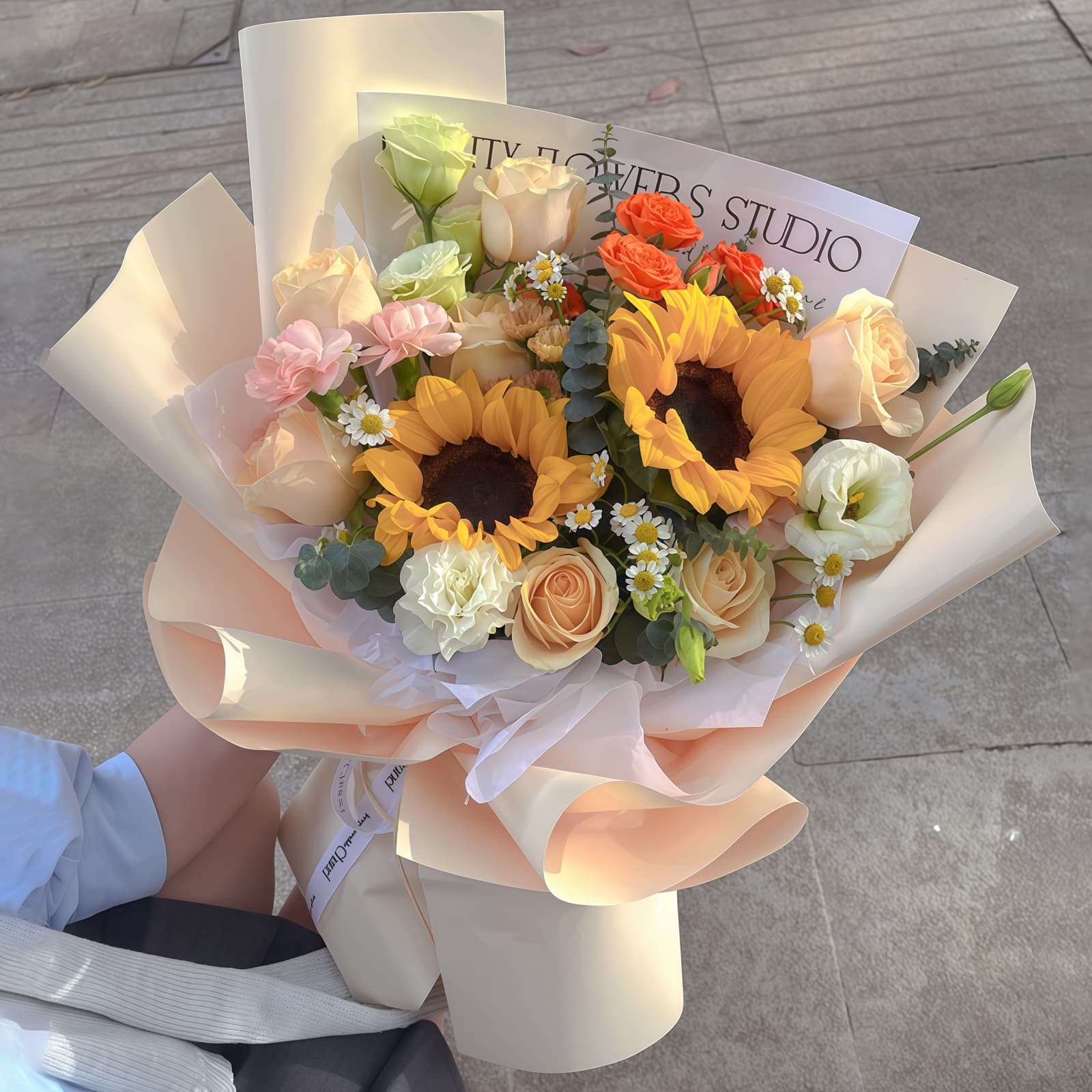 Sunflower & Champagne Rose Bouquet – Golden Bond Sunflower & Champagne Rose Bouquet - Golden Bond Floral Gift