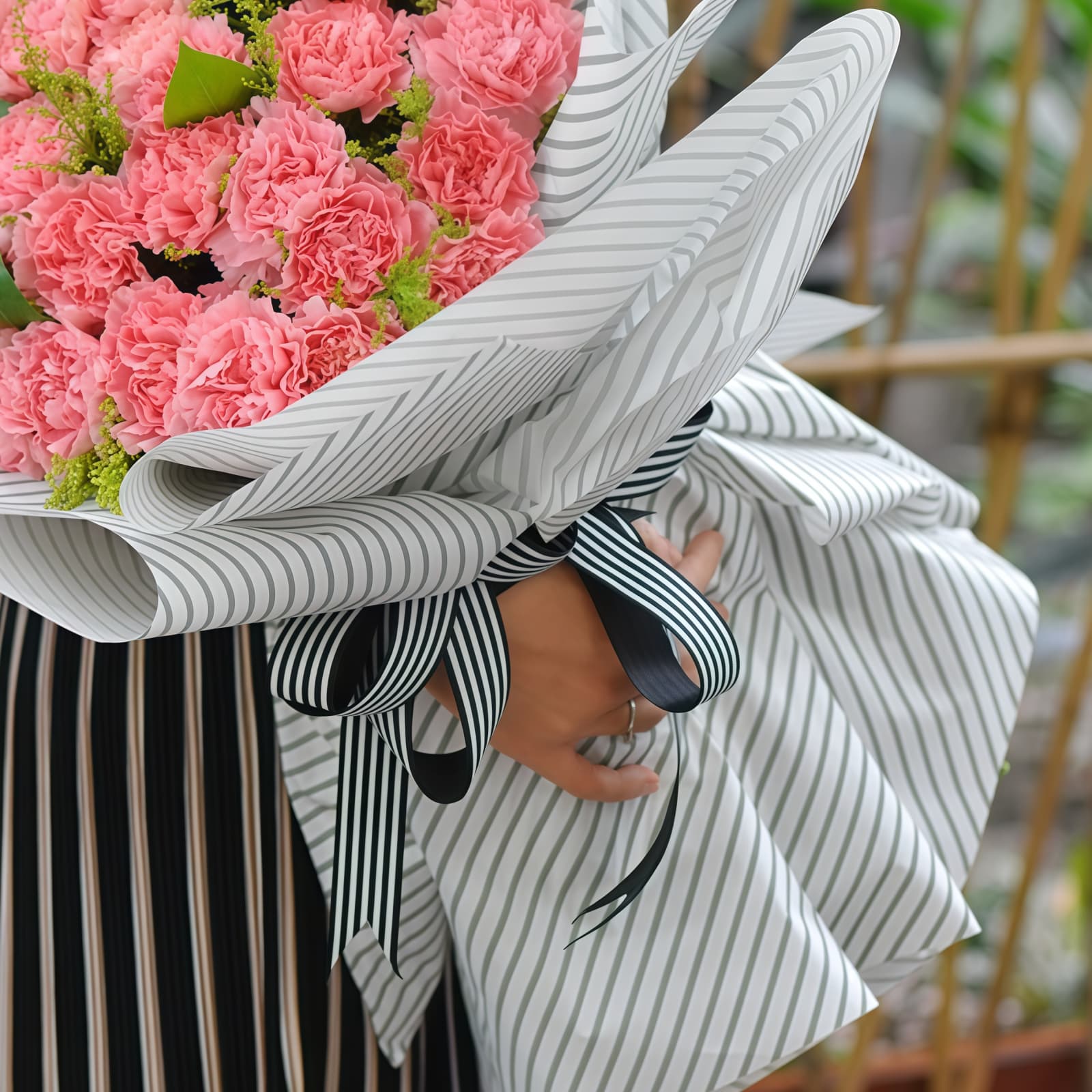 岁月流光 · 康乃馨与黄英、栀子叶 33 Pink Carnations Bouquet - Golden Years | Fresh Floral Arrangement - 3