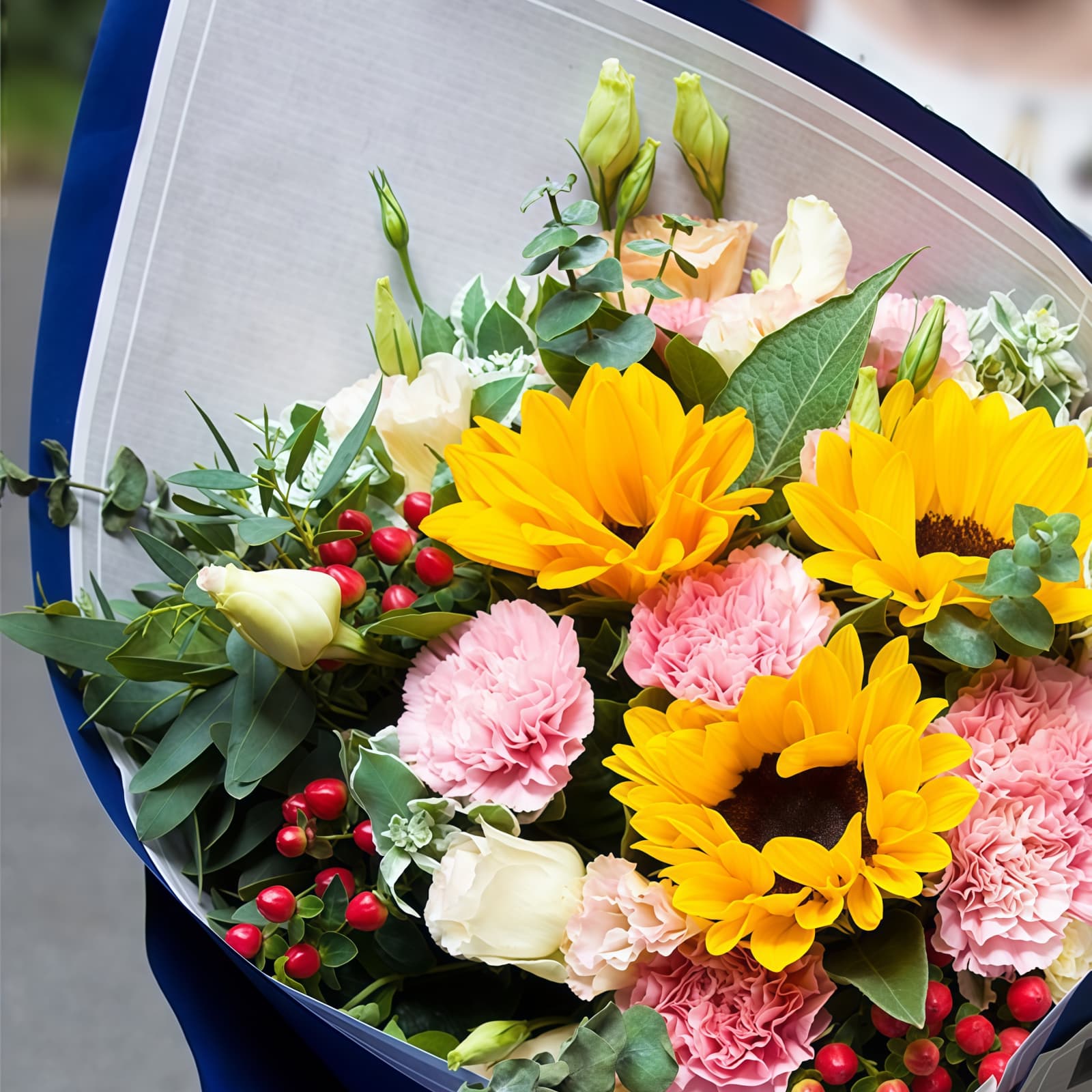我心向你 · 向日葵与康乃馨桔梗 3 Sunflowers & 9 Carnations Bouquet - Heartfelt Care Floral Arrangement - 2